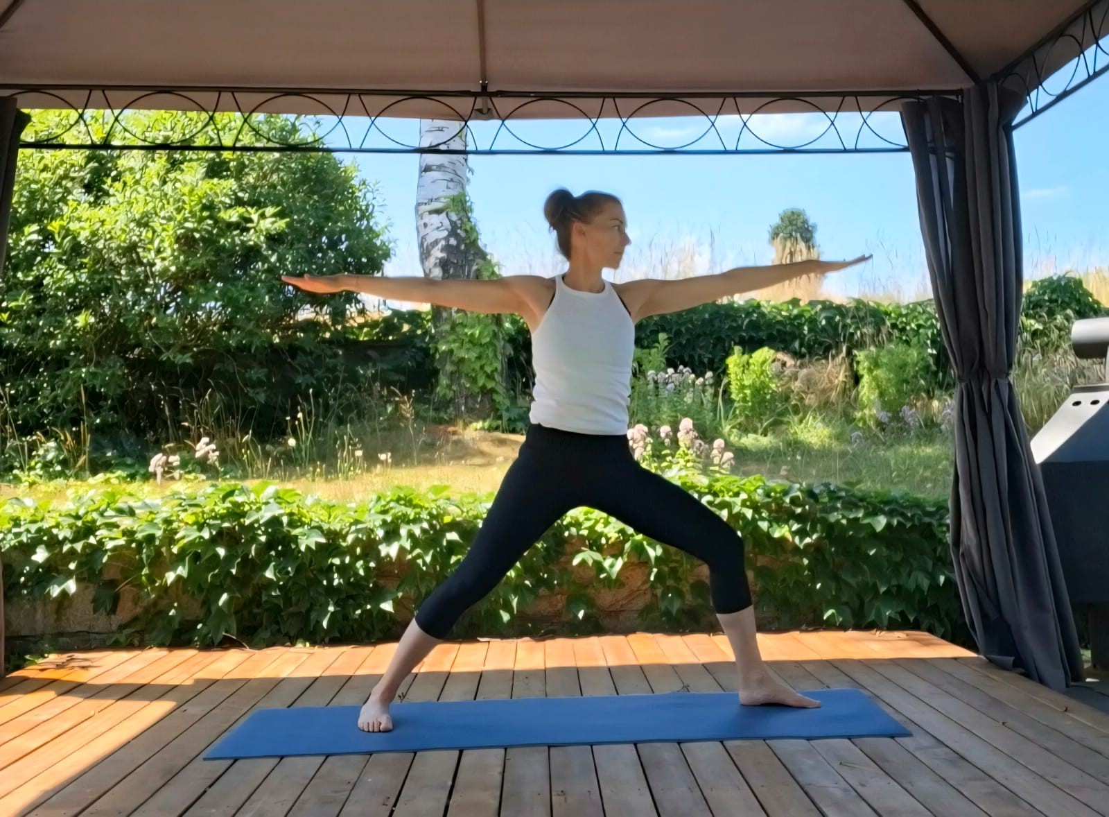 Sarah Würtinger auf der Yogamatte